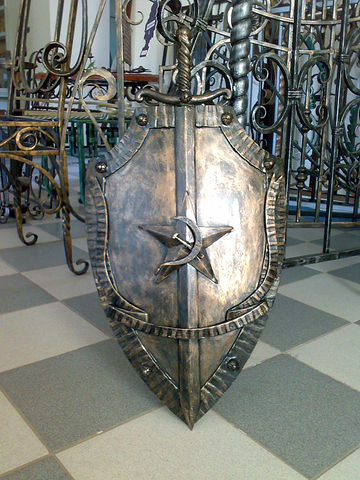 Декоративный элемент "Щит и меч"
