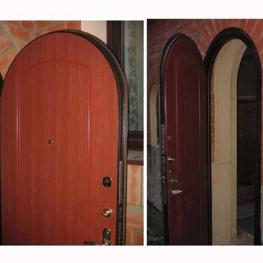 Входная металлическая дверь с аркой и  коваными элементами