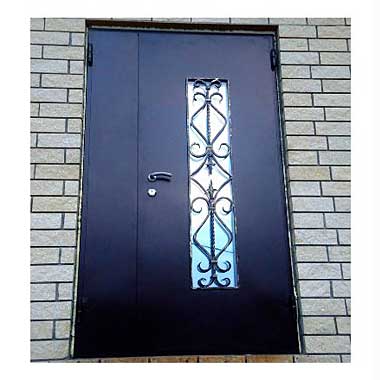 Двухстворчатая металлическая дверь с коваными элементами и стеклопакетом №4