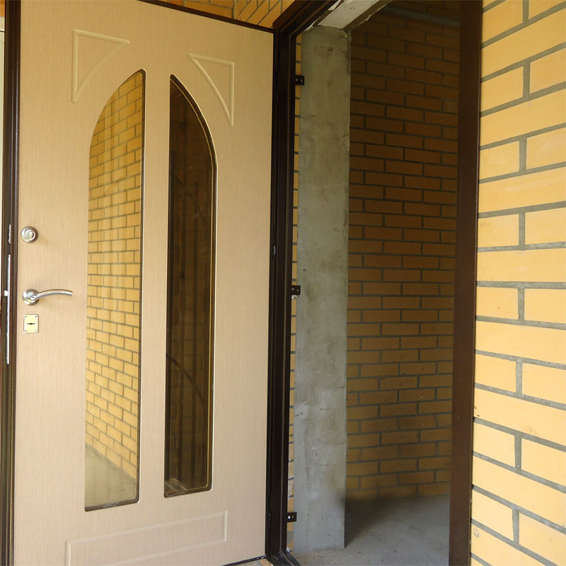 Входная металлическая дверь с коваными элементами и стеклопакетом №5