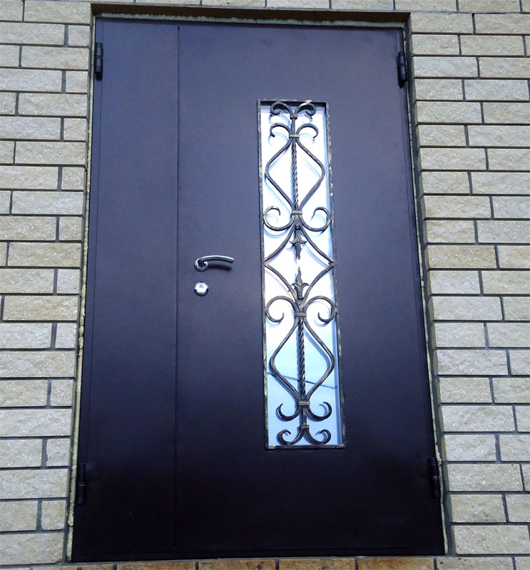 Двухстворчатая металлическая дверь с коваными элементами и стеклопакетом №4