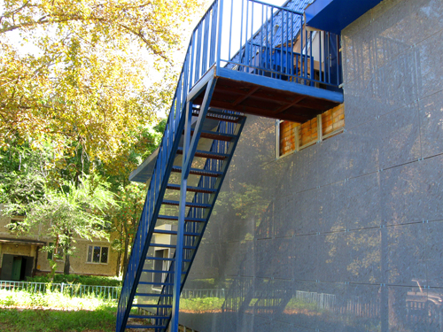 Металлическая лестница с площадкой №8 по каталогу
