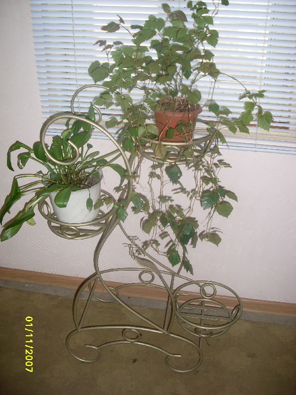 Цветочница комнатная для 3-ёх растений